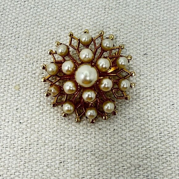 Vintage Coro Starburst Brooch‎ MCM Faux Pearl Gold Tone Signed Mid-Century - Picture 1 of 9